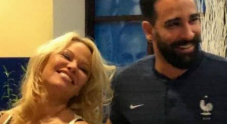 Pamela Anderson ao lado do amado Adil Rami (Imagem: Reprodução)
