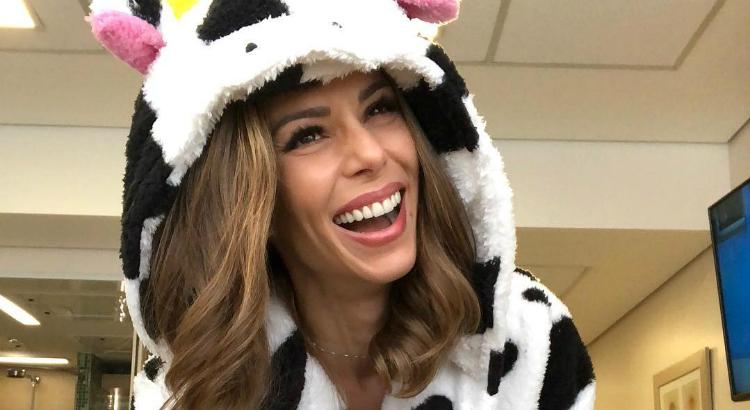 Ana Furtado usa roupa de vaca durante sessão de quimioterapia (Imagem: Reprodução / Instagram)
