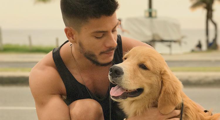 Arthur Aguiar e seu cachorro o Pipoca (Imagem: Reprodução / Instagram)