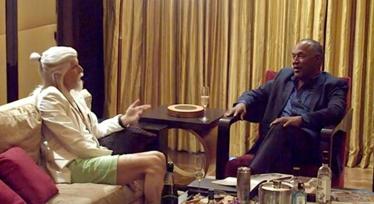 Disfarçado Sacha Baron Cohen entrevista O.J. Simpson. Foto: Reprodução/Showtime