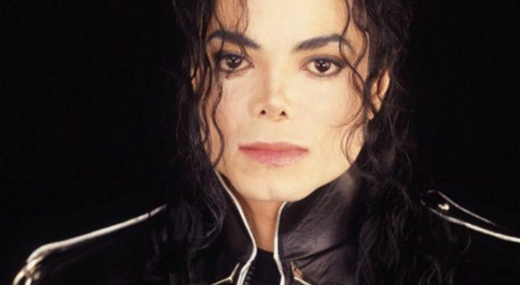 Michael Jackson é inocentado de acusações de abuso sexual na Justiça