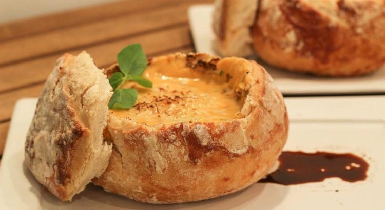 Na Confitaria, sopa é servida no pão bola semi-italiano - Foto: Ícaro Galvão / Divulgação