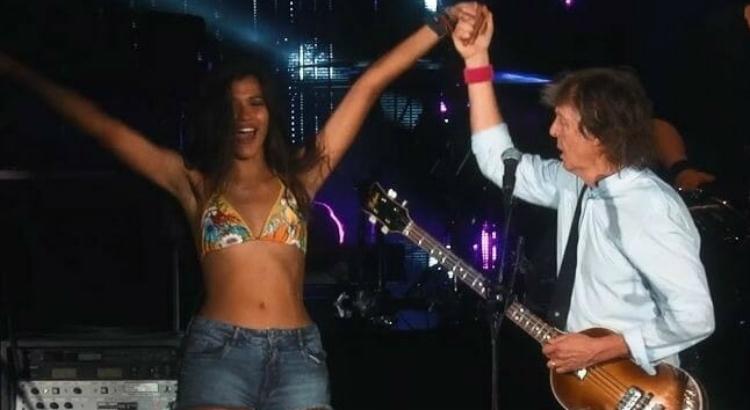 Cena de "Back in Brazil", clipe de Paul McCartney (Imagem: Reprodução)