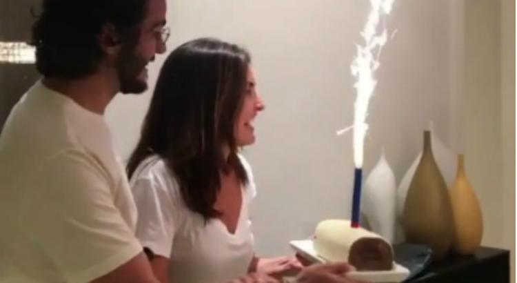 Fatima Bernardes ganha bolo de rolo  no seu aniversário (Imagem: Reprodução / Instagram)