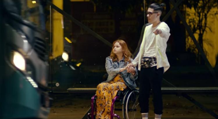 Kevinho e MC Kekel abordam mobilidade para cadeirantes em novo clipe (Imagem: Frame do clipe de "Ô Bebê")