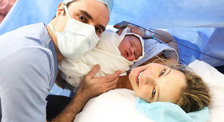 Milena Toscano, o empresário Pedro Ozores, marido da atriz, e o recém-nascido João Pedro. Foto: Reprodução/Instagram