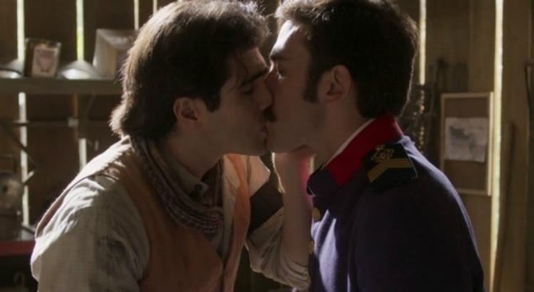 Luccino (Juliano Laham) e Capitão Otávio (Pedro Henrique Müller) protagonizam beijo gay em Orgulho e Paixão | Imagem: Reprodução