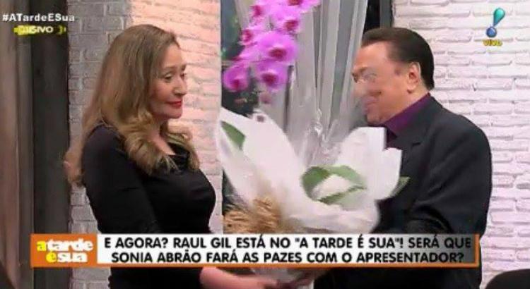 Raul Gil invade programa de Sônia Abrão e pede desculpas. Foto: Reprodução/RedeTV!