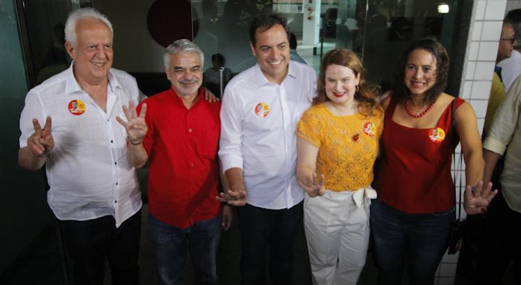 Da esquerda para direita: Jarbas Vasconcelos, Humberto Costa, Paulo Câmara, Ana Luiza Câmara e Luciana Santos (Imagem: Dayvison Nunes / JC Imagem)