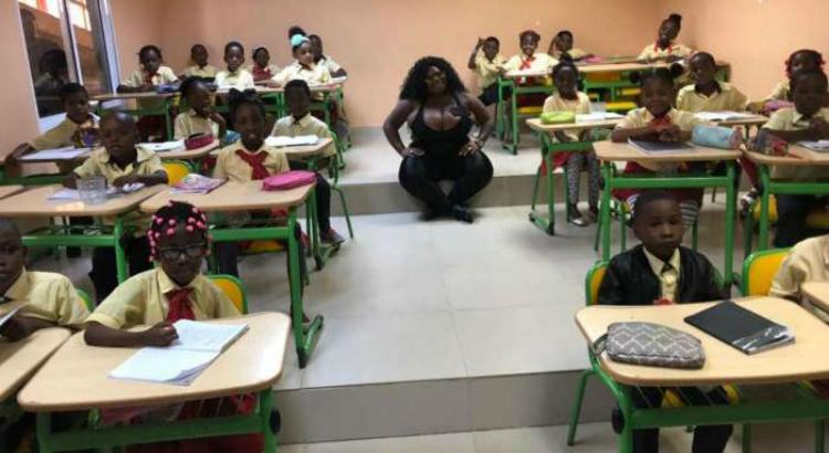 Jojo Todynho em escola angolana (Imagem: Reprodução)