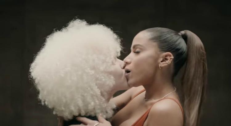 Anitta beija bastante no clipe de Não Perco Meu Tempo (Imagem: Reprodução / YouTube)