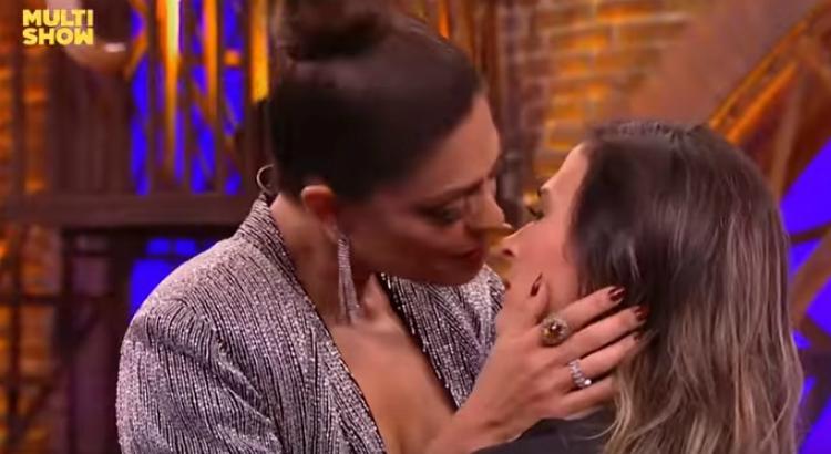 Juliana Paes beija Tatá Werneck no 'Lady Night'. Foto: Reprodução/Youtube/MultiShow