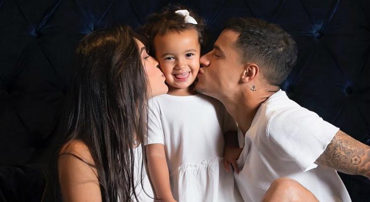 Philippe Coutinho, Ainê Coutinho e sua primeira filha, Maria (Imagem: Reprodução / Instagram)