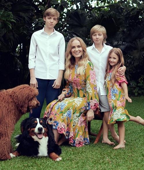 Angelica mais os filhos, Joaquim, Benício e Eva, todos de Dolce & Gabbana, e os cães Gringa, uma goldendoodle, e Obama, bernese - Foto: Bob Wolfenson / reprodução do Instagram @lucianohuck