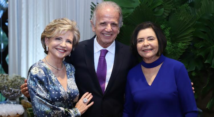 José Múcio Monteiro entre a mulher, Vera Brennand, e Ana Arraes - Foto: Samuel Figueira / Divulgação