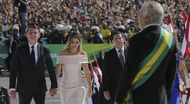 Bolsonaro prestes a receber a faixa presidencial do seu antecessor, Michel Temer (Imagem: Sergio Lima / AFP)