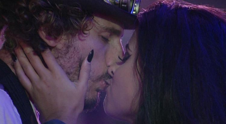 Hana e Alan protagonizam beijo. Foto: TV Globo