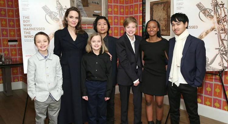 Angelina Jolie e seus seis filhos: Maddox, Zahara, Pax, Shiloh, Vivienne e Knox, em foto do ano passado - Foto: reprodução