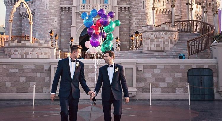 Disney compartilha imagem de casamento gay em frente ao castelo da Cinderela. Foto: Reprodução/Instagram