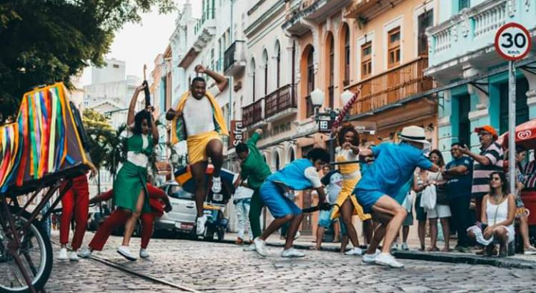 Entre Ruas leva apresentações de Frevo itinerantes pelas ruas do Recife e Olinda (Imagem: Divulgação)