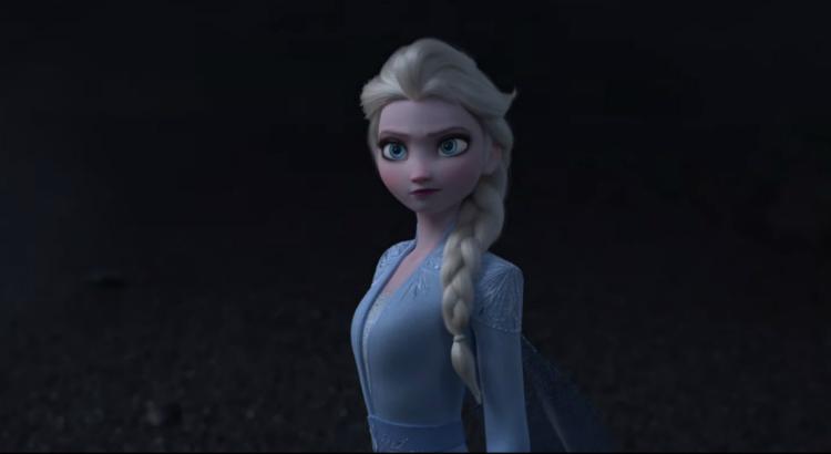 Elza aparece em um tom mais sombrio no trailer de Frozen 2 (Imagem: Reprodução /  YouTube)
