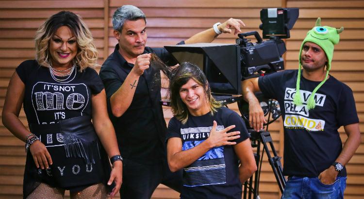 Flávio Barra e equipe na TV Jornal, onde estreiam novo programa (Foto: Felipe Ribeiro/JC Imagem)