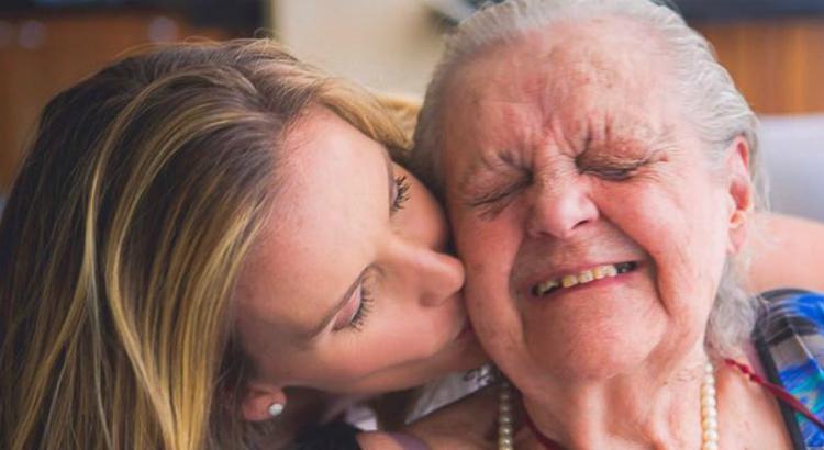 Mariana Ferrão beija a sua avó (Imagem: Reprodução / Instagram)