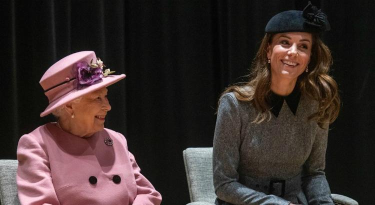 Rainha Elizabeth II ao lado de Kate Middleton. Foto: Reprodução/Instagram