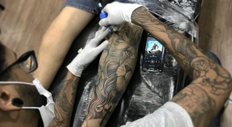 O tatuador Max Motta, em ação, está à frente do Nyx Tattoo - Foto: Divulgação