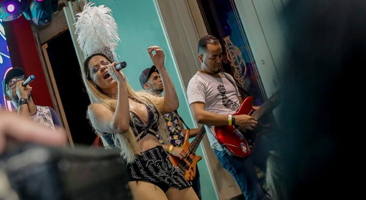 Michelle Melo no palco do casarão Recife Antigo TV Jornal - Foto: Foto: Hercio Morais / Divulgação