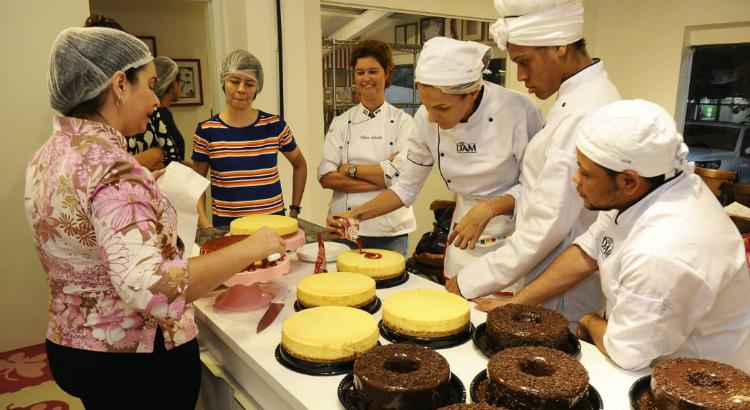 Professores e alunos do projeto Diversidade na Cozinha, durante aula - Foto: Divulgação