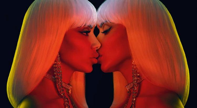 Anitta beija a si mesma na capa do álbum Kisses (Imagem: Reprodução / Instagram)