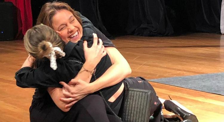 Fernanda Gentil e Sandy se abraçam no palco da peça Sem Cerimônia (Imagem: Reprodução / Instagram)