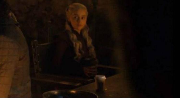 Daenerys Targaryen diante do copo de café da Starbucks no quarto episódio da última temporada de Game of Thrones