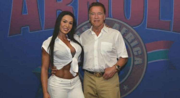 Gracyanne Barbosa e Arnold Schwarzenegger (Imagem: Reprodução)