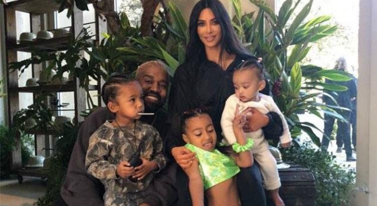 Kim Kardashian e Kanye West posam com os filhos (Imagem: Reprodução / Instagram)