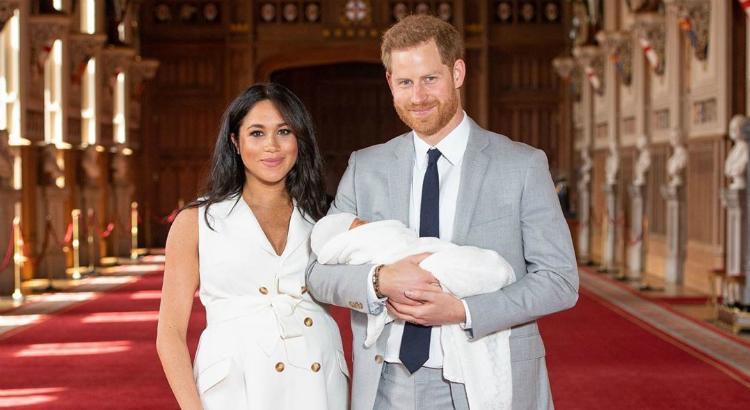 Meghan Markle e o príncipe Harry posam com seu primeiro filho (Imagem: Reprodução / Instagram)