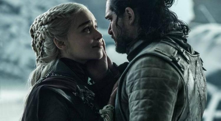 Daenerys (Emilia Clarke) e Jon Snow (Kit Harington) no último episódio de "Game of Thrones" - Foto: Divulgação