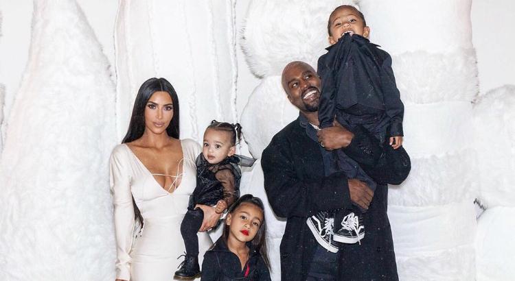 Kim Kardashian e Kanye West em família no último Natal - Foto: reprodução do Instagram @kimkardashian