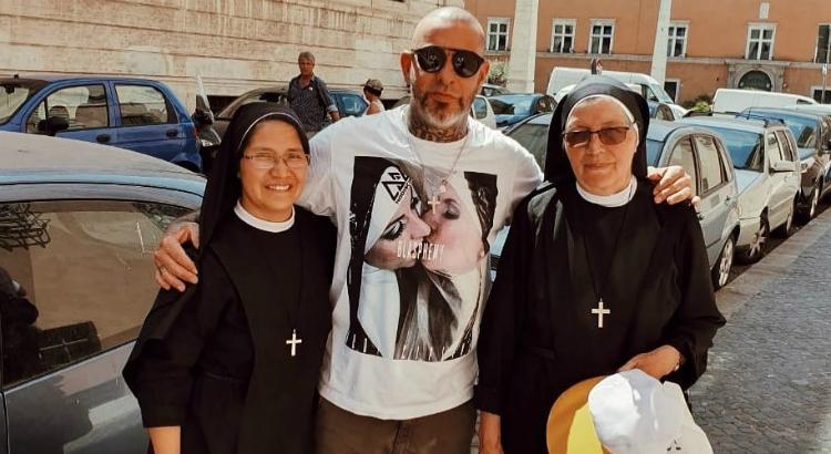 Henrique Fogaça aparece ao lado de freiras no Vaticano e polemiza. Foto: Reprodução/Instagram