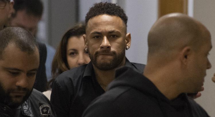 Neymar deixa DRCI (Imagem: Mauro Pimentel / AFP)