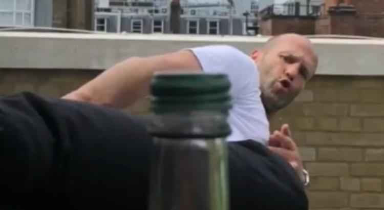 Ator Jason Statham se rende ao Bottle Cap Challenge (Imagem: Reprodução / Instagram)