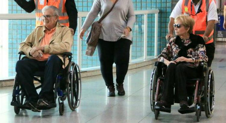 Tarc&iacute;sio Meira e Gloria Menezes s&atilde;o vistos em aeroporto, no Rio de Janeiro. Foto: Foto:Audrey Assed/AgNews