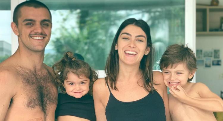 Felipe Simas e Mariana Uhlmann anunciaram o terceiro filho do casal. Foto: Reprodução/Instagram