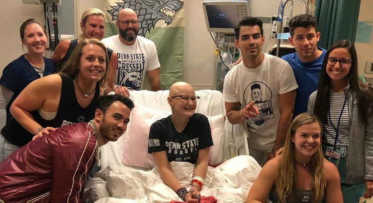 A jovem Lily Jordan recebe a visita dos Jonas Brothers no hospital (Imagem: Reprodução / Instagram @ljsworkinprogress)