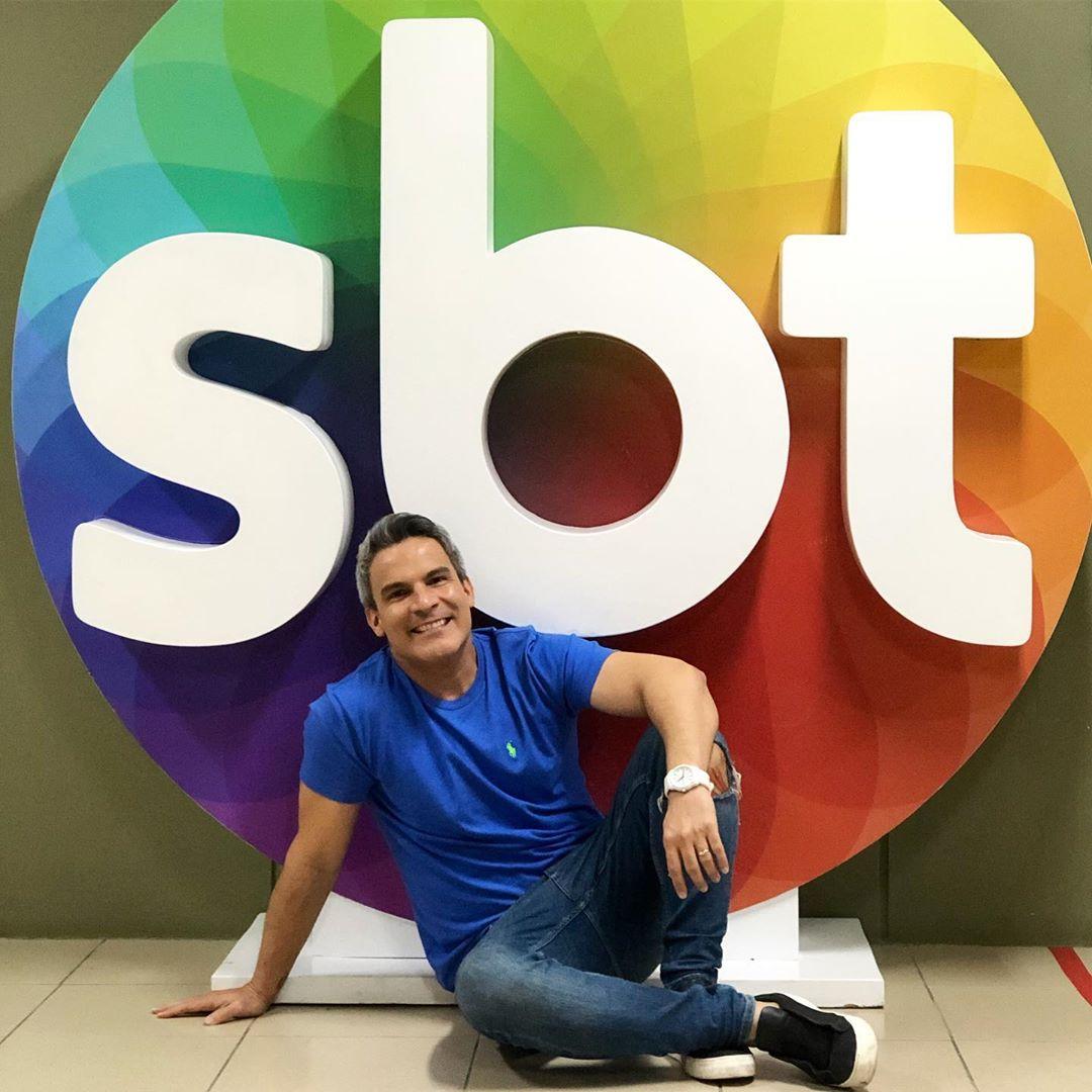 Flávio Barra é apresentador da TV Jornal, filiada ao SBT (Imagem: Reprodução / Instagram)