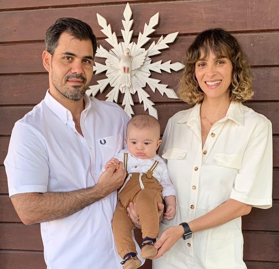 Juliano ao lado da esposa Letícia com o pequeno Gaspar (Imagem: Reprodução do Instagram @leticiacazarre)