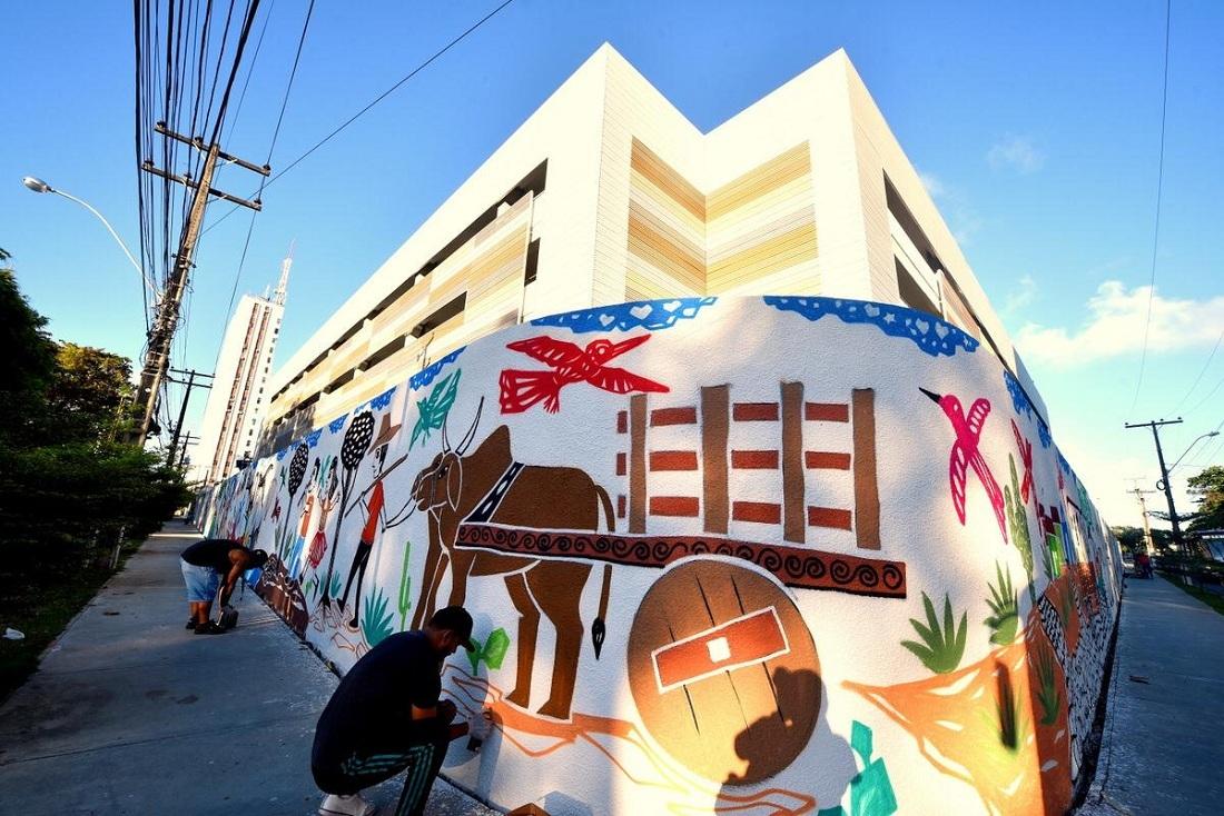 Muro do TCE-PE com as marcas artísticas dos grafiteiros Alê Lopes, Aasak, Carlos André, Kronos e Peter - Foto: Vicente Luiz / Divulgação