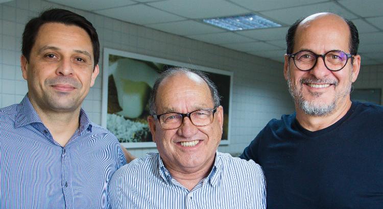 O diretor Comercial do SJCC, Vladimir Melo, com Samico e Queiroz Filho - Foto: Luiz Pessoa / JC Imagem