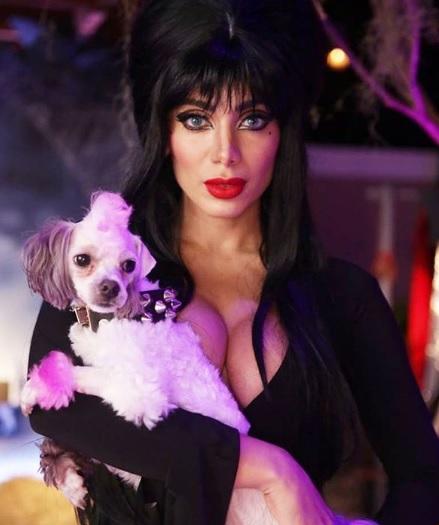 Anitta fantasiada de Elvira (Foto: Reprodução/Instagram)